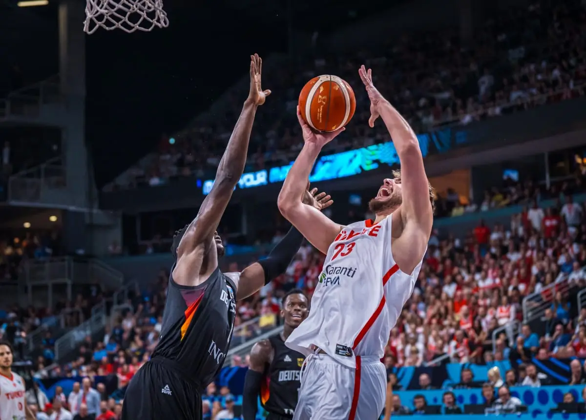 赛地聚焦——欧超杯赛后热度飙升，里尔篮板制胜，态度坚定，阵容厚度经受考验的简单介绍